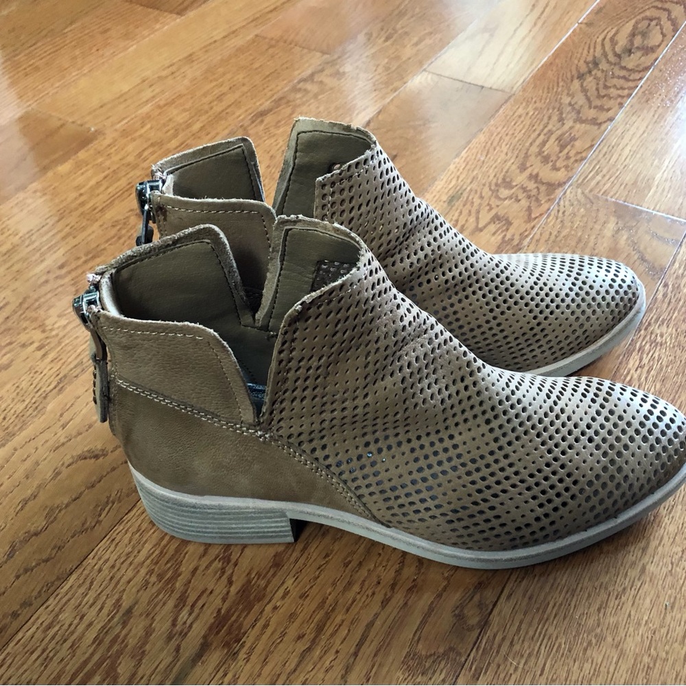 Womens Dolce Vita leather ankle boots. Worn once. Excellent condition.